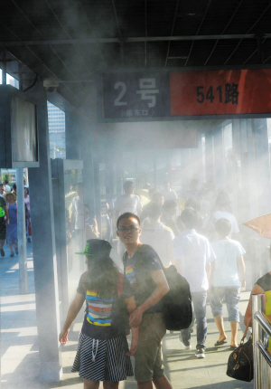 公交車站太熱怎么辦？噴霧降溫設備安排